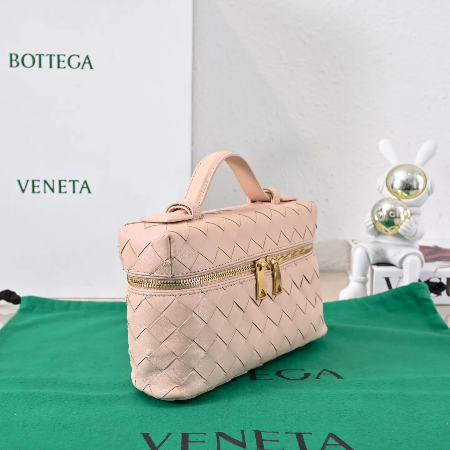 Batch 1360 Bottega Veneta 24 spring and summer woven zipper crossbody bag. A crossbody bag that can be used as a cosmetic bag. The exquisite weaving and compact body are an indispensable accessory for the upcoming summer. The double zipper also better protects the bag. It has a large capacity. If you like it, don’t miss it. Style number: 9109 Size: 22*12.5*5cm